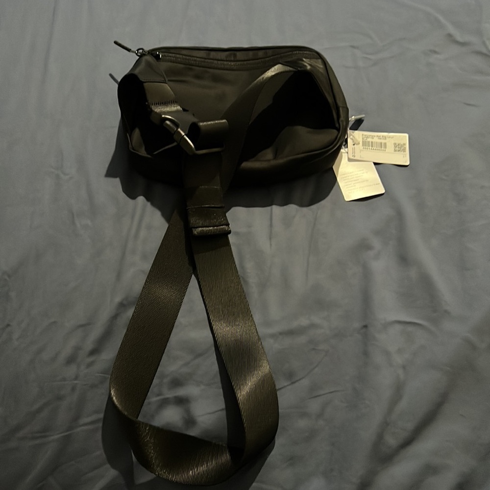 Lululemon Everywhere Belt Bag Large 2L NWT black - Picture 4 of 9